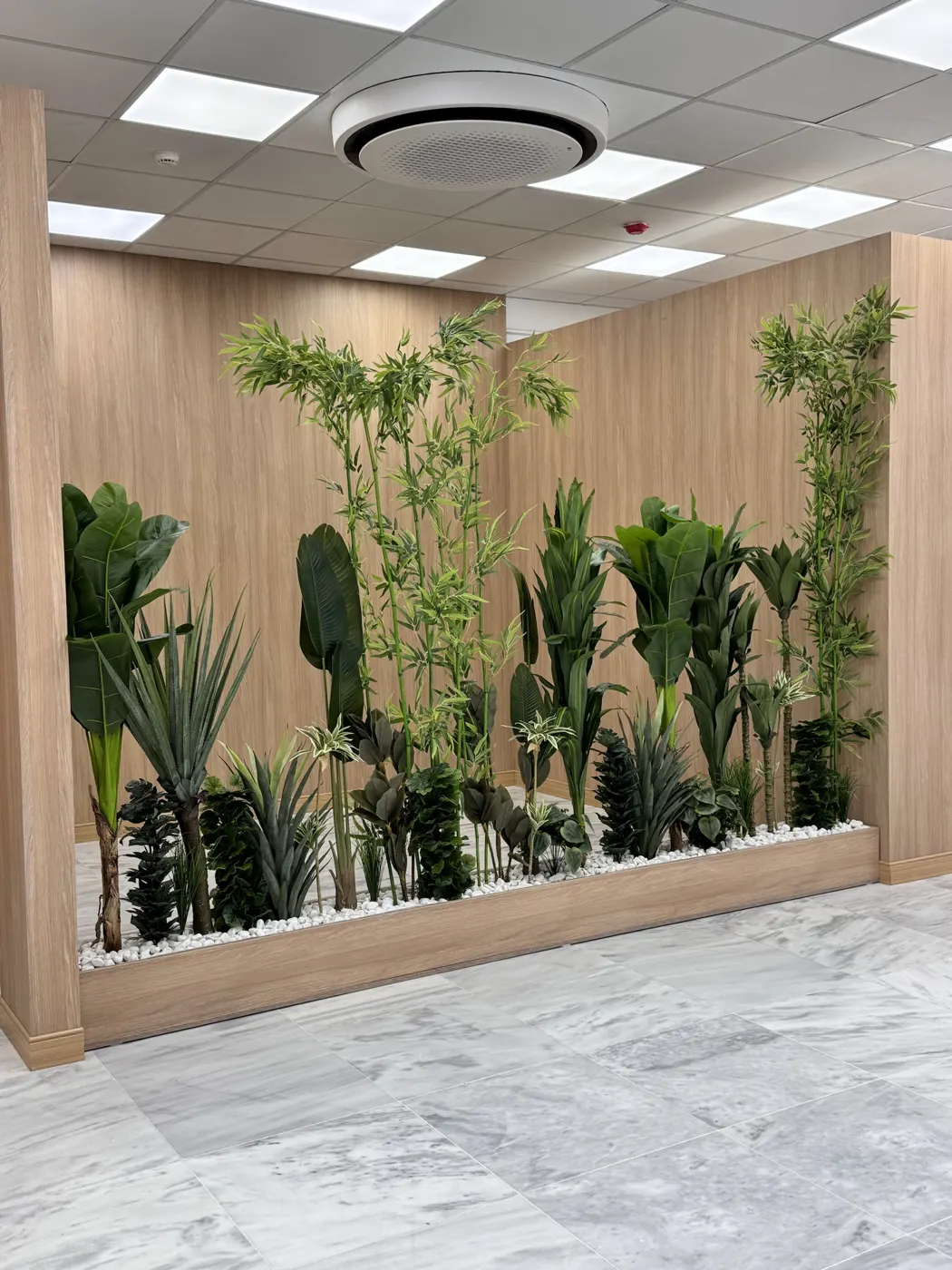 Jardin intérieur entouré de panneaux bois