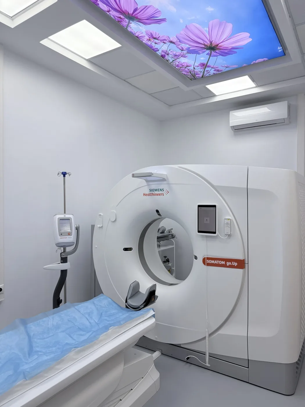 Salle de scanner avec plafond lumineux fleuri