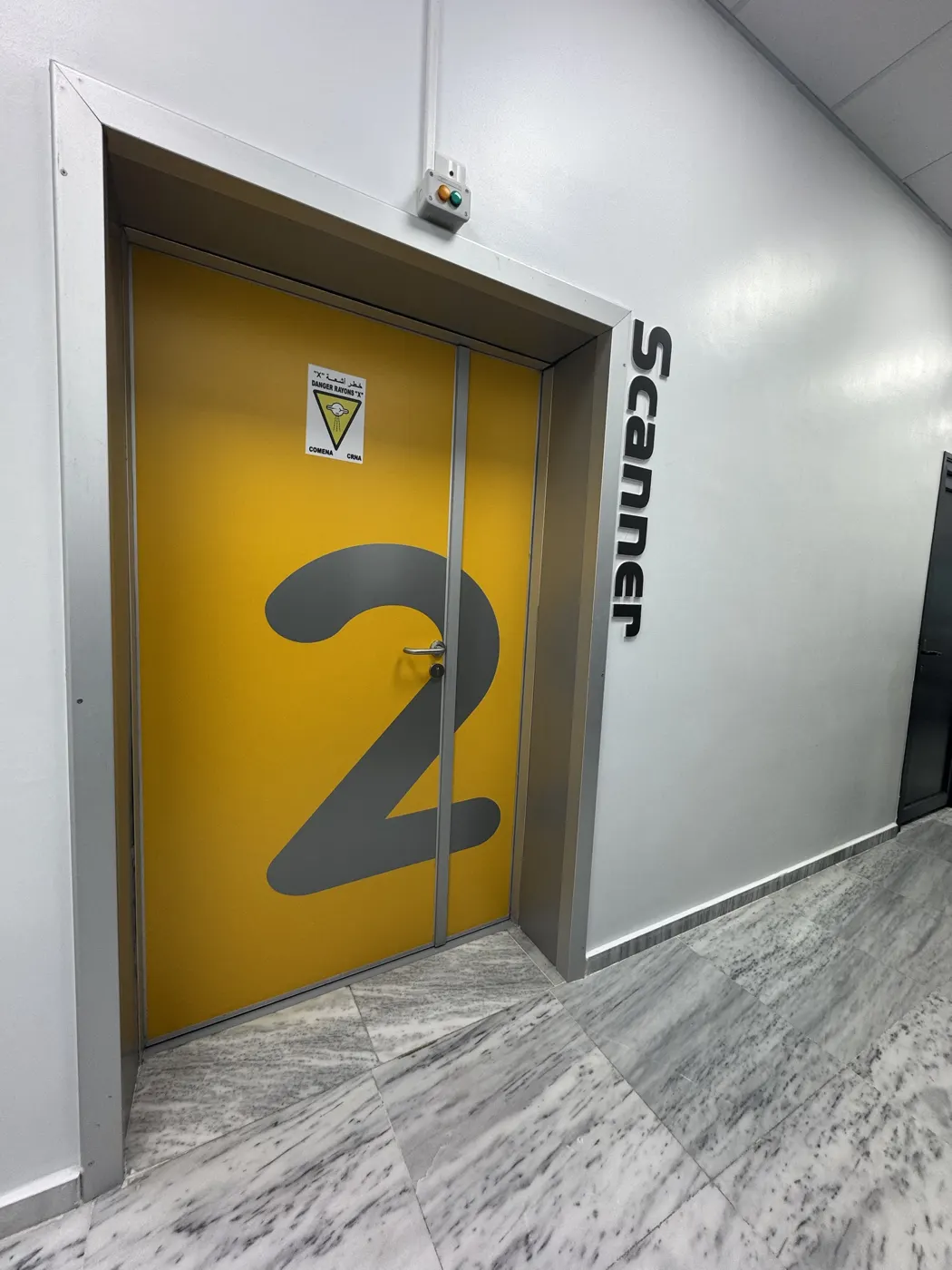 Porte de la salle de scanner, numéro 2 sur fond jaune