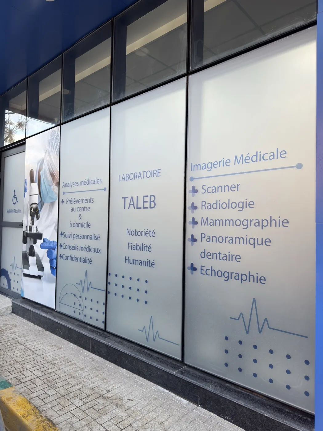 Vitrophanie sur la façade vitrée d'un centre de diagnostic : services d'analyses et d'imagerie